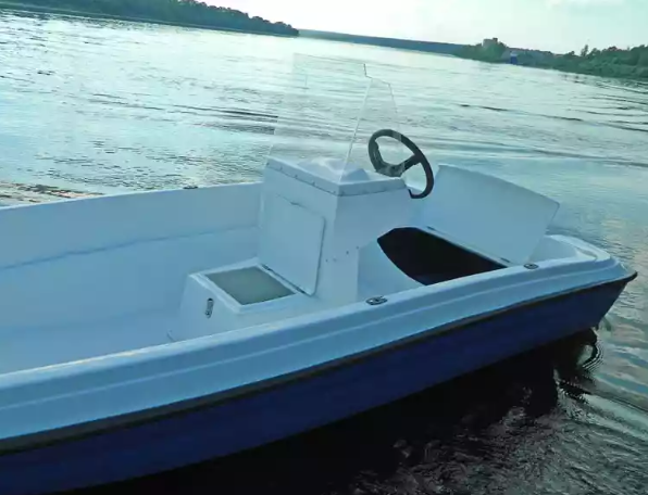 Стеклопластиковая лодка Пингвин с консолью (тримаран) в Арзамасе