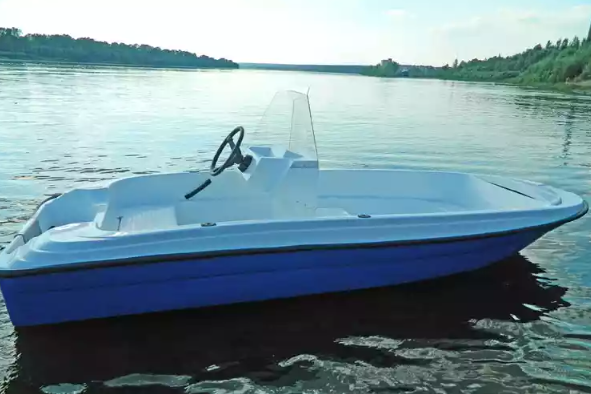 Стеклопластиковая лодка Пингвин с консолью (тримаран) в Арзамасе