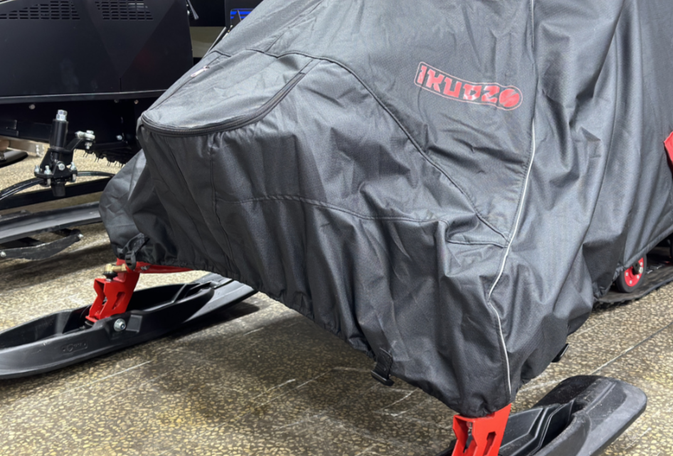 Чехол транспорт. снегохода IKUDZO HUNTER черно-красный Оксфорд ПРЕМИУМ качества с лого IKUDZO в Арзамасе