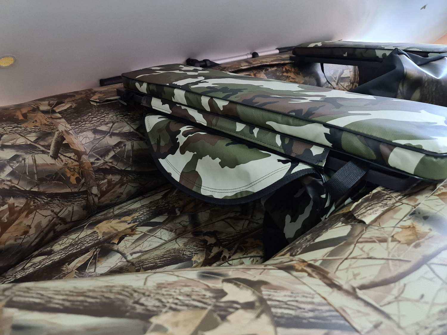 КОМПЛЕКТ МЯГКИХ НАКЛАДОК С СУМКОЙ ДЛЯ ЛОДОК 80Х20 КАМУФЛЯЖ в Арзамасе